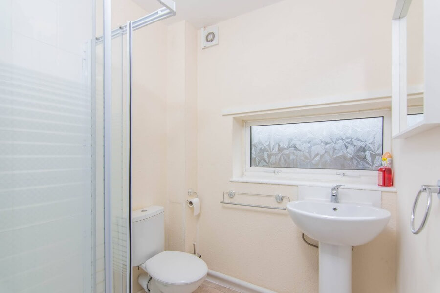 InnClusive’s apartment at Outfield, Peterborough - bathroom
