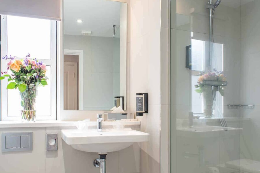 InnClusive’s apartment at Minster Street, Reading - bathroom